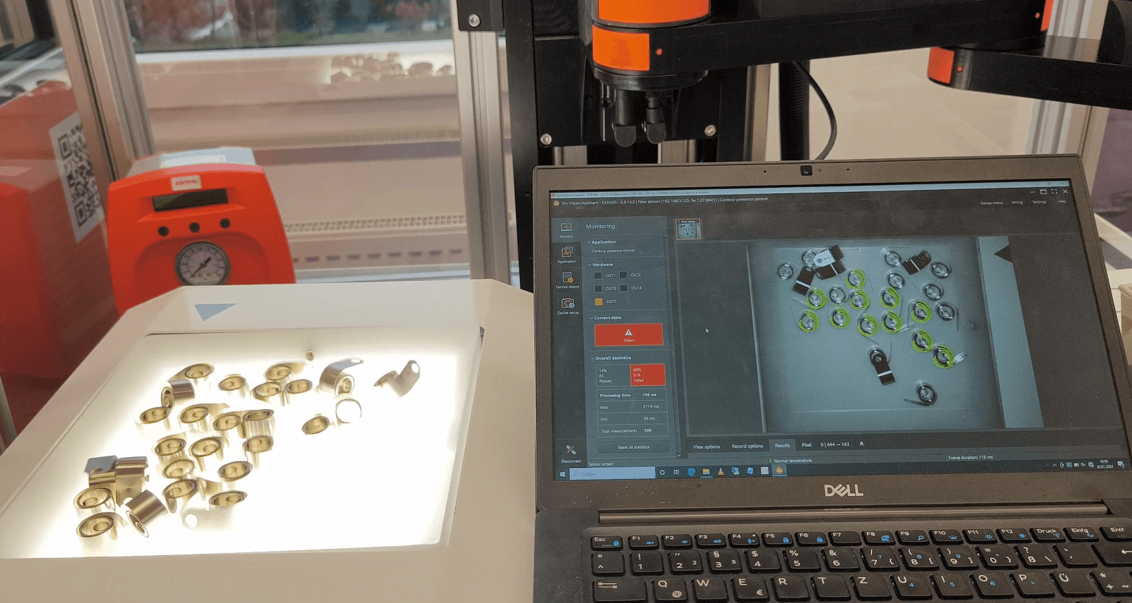 Camera-based component separation with 2D camera system and vibration plate